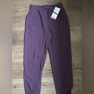 NWT Purple Lululemon license to train HR joggers - size 8